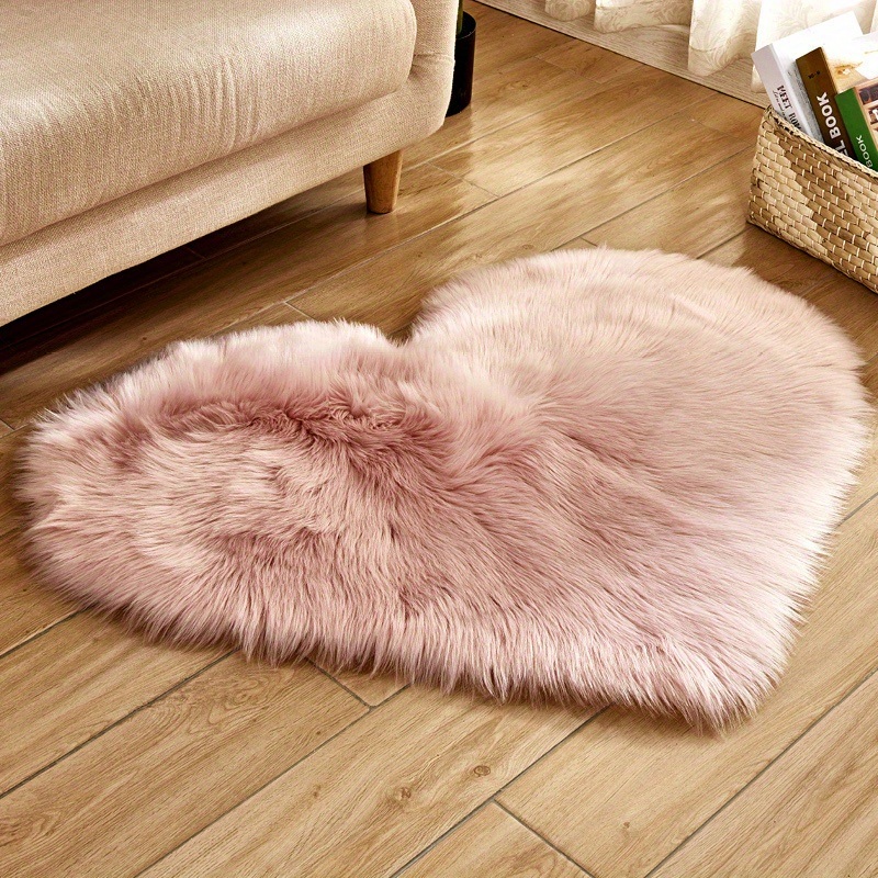 dropship 1pc Heart-Shaped Faux Sheepskin Area Rug - Soft and Plush Carpet for Home, Bedroom, Nursery, and Kid's Room - Perfect for Home Decor and Comfort