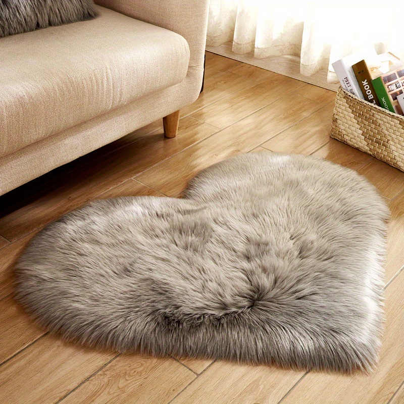 dropship 1pc Heart-Shaped Faux Sheepskin Area Rug - Soft and Plush Carpet for Home, Bedroom, Nursery, and Kid's Room - Perfect for Home Decor and Comfort