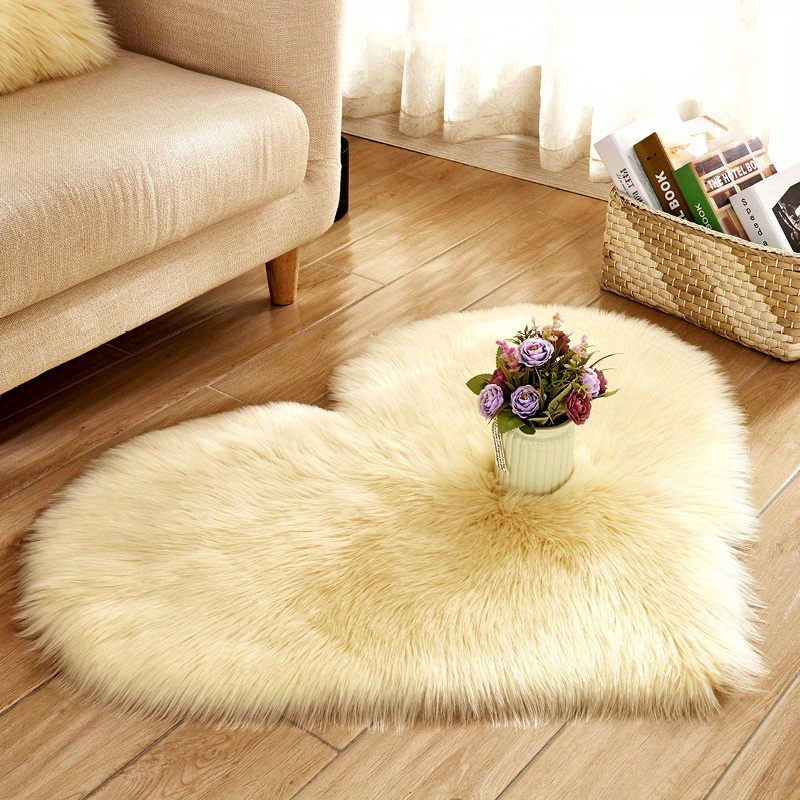 dropship 1pc Heart-Shaped Faux Sheepskin Area Rug - Soft and Plush Carpet for Home, Bedroom, Nursery, and Kid's Room - Perfect for Home Decor and Comfort