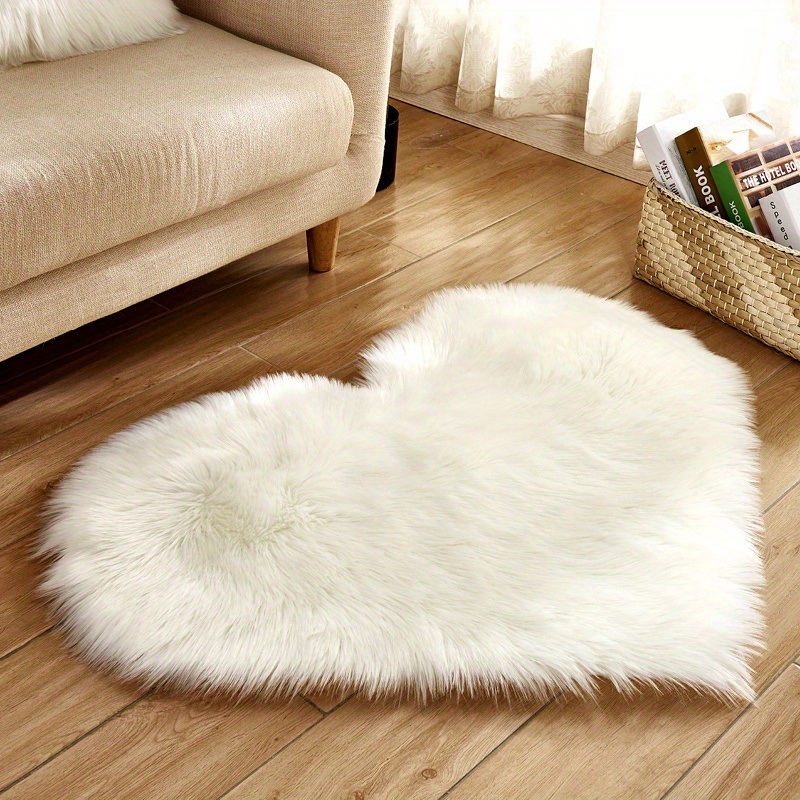 dropship 1pc Heart-Shaped Faux Sheepskin Area Rug - Soft and Plush Carpet for Home, Bedroom, Nursery, and Kid's Room - Perfect for Home Decor and Comfort