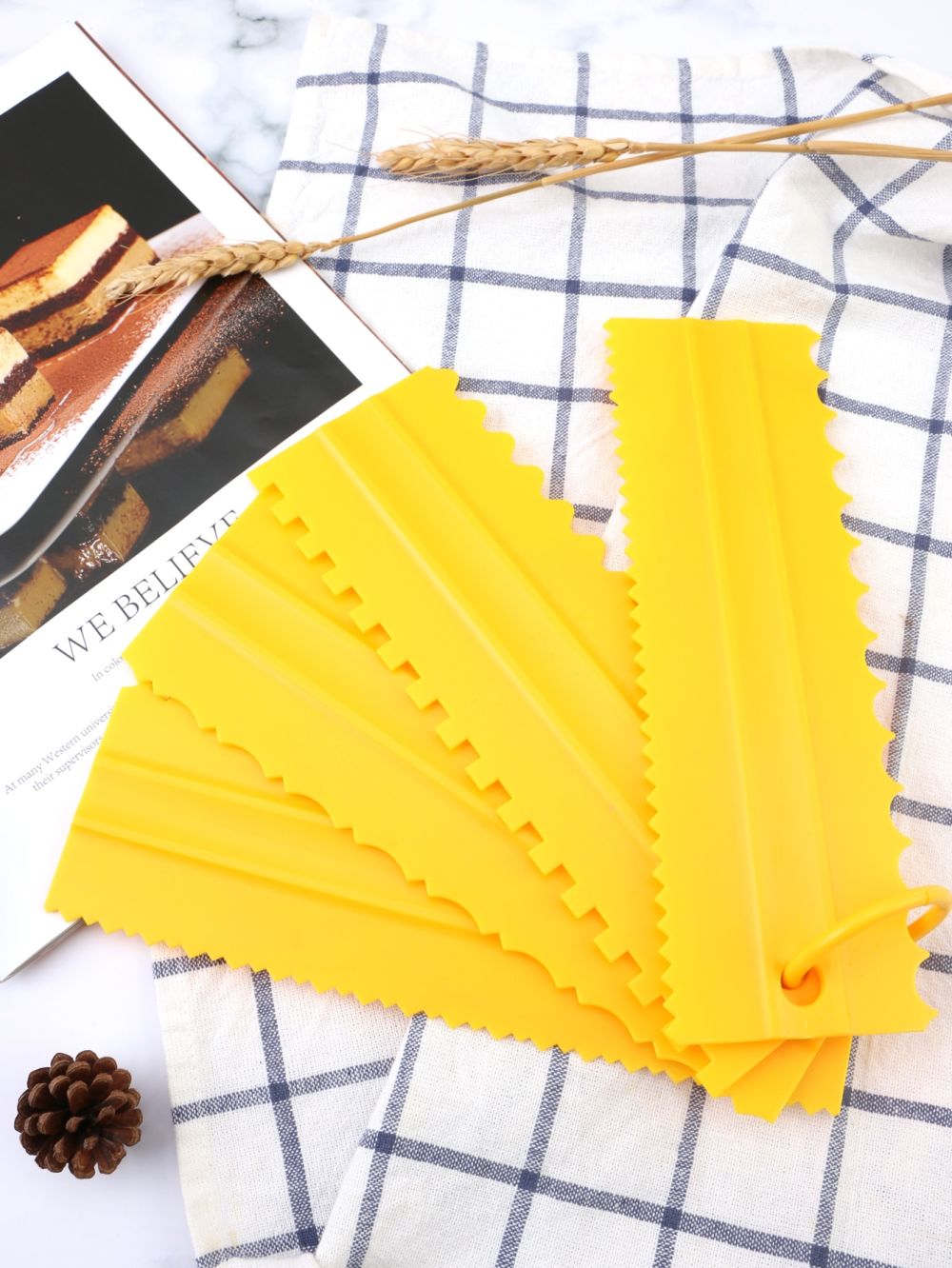 dropship 4pcs/set Double-Sided Cake Scraper - Perfect for Cream, Mousse, Butter, and Cake Edges - Random Color