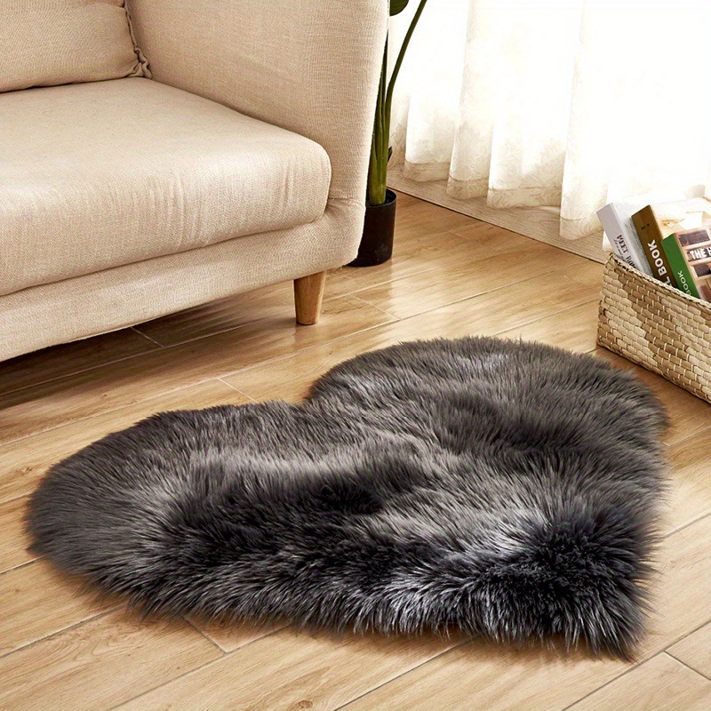 dropship 1pc Heart-Shaped Faux Sheepskin Area Rug - Soft and Plush Carpet for Home, Bedroom, Nursery, and Kid's Room - Perfect for Home Decor and Comfort